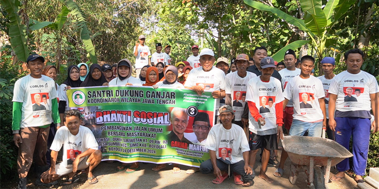 Sukarelawan Santri Dukung Ganjar (SDG) Jawa Tengah (Jateng) melakukan aksi gotong royong untuk membangun jalan umum untuk warga di Desa Sumber, Kecamatan Simo, Kabupaten Boyolali, Jateng. Foto: Sukarelawan SDG
