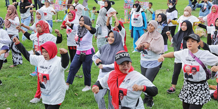 Ratusan warga mengikuti Senam Gembira yang diselenggarakan oleh kelompok sukarelawan Ganjar Pranowo Ronggolawe di lapangan terbuka Kecamatan Widang, Kabupaten Tuban, Jawa Timur, Minggu (10/12/2023). Foto: Dok Ist