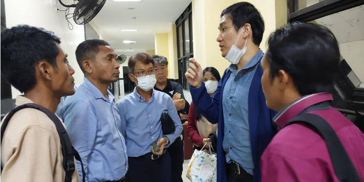 Lee Seung Min (dua kanan), anak Lee Soo Hyun terdakwa kasus dugaan penggelapan uang perusahaan PT. Electronic Technology Indoplas berdiskusi dengan tim penasihat hukum di Pengadilan Negeri Tangerang, Banten (4/12/2023). Foto: istimewa