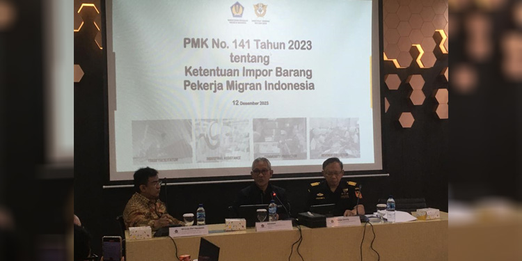 Direktur Jenderal Bea dan Cukai Askolani (tengah) memberikan keterangan soal pembebasan bea masuk terhadap barang kiriman pekerja migran Indonesia. (Indopos.co.id / Dhika Alam Noor)
