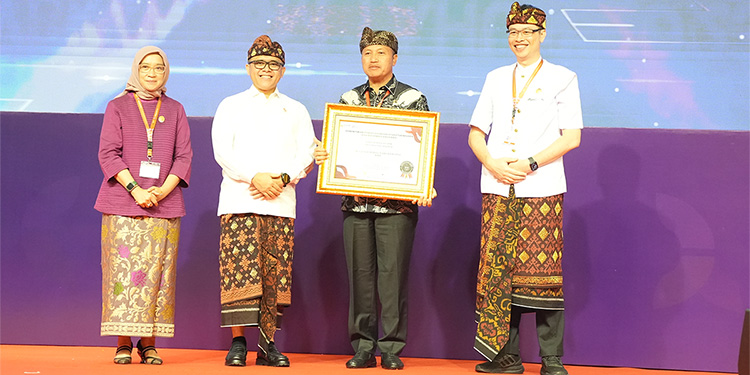Kakanwil BPN DKI Jakarta, Wortomo, saat menerima piagam penghargaan Wilayah Bebas Korupsi dari KemenPAN-RB. Foto: istimewa