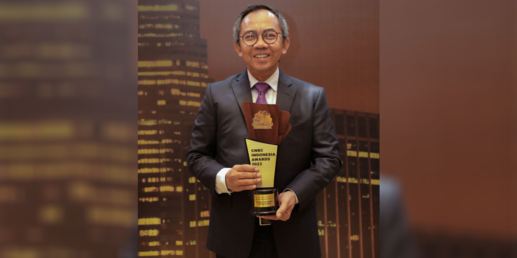 Direktur Utama PT Kilang Pertamina Internasional (KPI) Taufik Aditiyawarman, saat menerima penghargaan sebagai Leading Company on Biofuel yang diberikan oleh CNBC Indonesia dalam ajang CNBC Indonesia Awards 2023 di Jakarta pada Rabu (13/12/2023). Foto: KPI