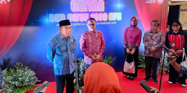 Menko PMK Prof. Dr. Muhadjir Effendi (kiri) hadir dan membuka Gebyar Bina Keluarga Balita untuk 1.000 HPK (Hari Pertama Kehidupan). Kegiatan tersebut digelar Badan Kependudukan dan Keluarga Berencana Nasional (BKKBN) di Jakarta, Selasa (12/12/2023). Foto: Dok. Kemenko PMK