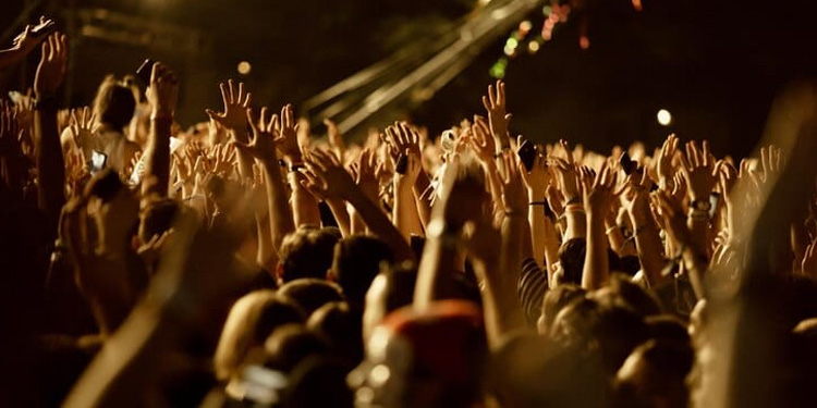 Ilustrasi penonton konser musik. Foto: Freepik