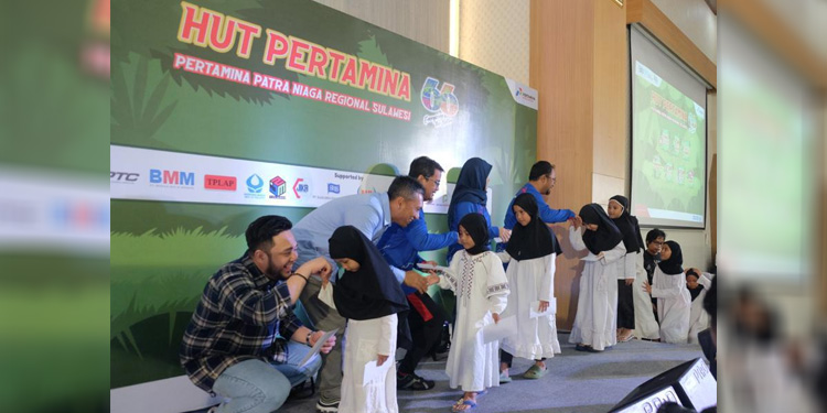 PT Pertamina Patra Niaga Regional Sulawesi merayakan Hari Ulang Tahun (HUT) yang ke-66 PT Pertamina (Persero) dengan mengundang anak panti asuhan untuk diberikan santunan dan biaya rehabilitasi infrastruktur yang nantinya dapat digunakan untuk pengembangan panti, pada Minggu (10/12/2023). Foto: Pertamina Patra Niaga Regional Sulawesi