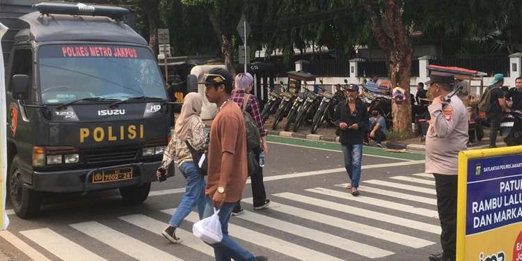 Polisi lakukan sterilisasi jalan Imam Bonjol atau tepatnya depan KPU RI, Menteng, Jakarta Pusat. Foto: Indopos.co.id / Dhika Alam Noor