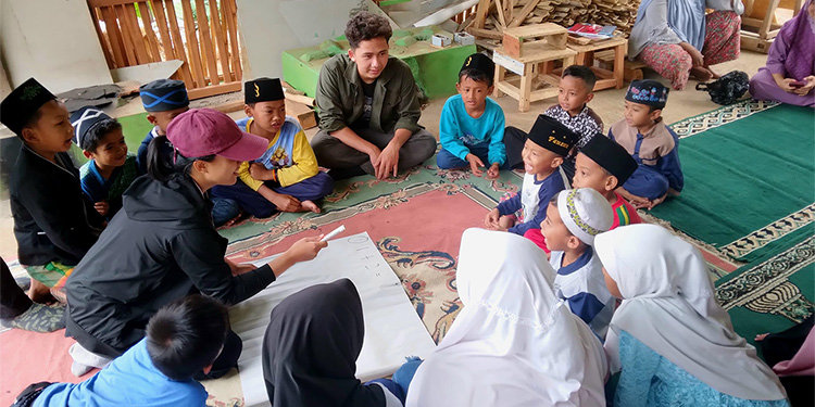 Mahasiswa Politeknik Kesejahteraan Sosial (Poltekesos) Bandung yang sedang praktikum di Garut, Jawa Barat. Foto: Poltekesos for indopos.co.id