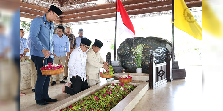 Calon Presiden Prabowo Subianto melakukan ziarah ke makam Bapak Proklamator Ir Soekarno di Blitar, Jawa Timur, Minggu (17/12/2023). Foto : TKN