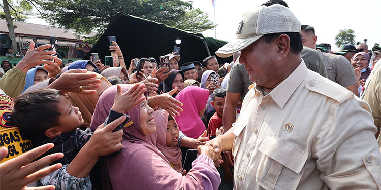 Menteri Pertahanan Prabowo Subianto menjenguk para korban erupsi Gunung Marapi di posko tanggap bencana di Kabupaten Agam, Sumatera Barat, Sabtu (9/12/2023). Foto: Kemhan RI