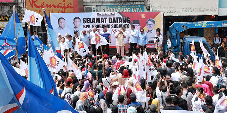 Calon Presiden Prabowo Subianto saat menyapa ribuan masyarakat dan pedagang di Pasar Raya Padang, Sumatera Barat, Sabtu (9/12/2023). Foto: TKN Prabowo-Gibran