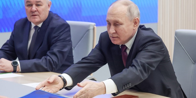 Vladimir Putin menyerahkan dokumen untuk mendaftar sebagai calon presiden ke Komisi Pemilihan Umum Pusat Rusia, Senin (18/12/2023). (Russia Today)