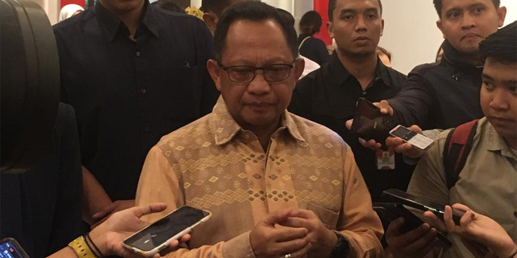 Menteri Dalam Negeri (Mendagri) Tito Karnavian memberikan keterangannga soal adanya laporan pejabat daerah langgar netraliras Pemilu. (Indopos.co.id / Dhika Alam Noor)