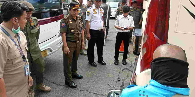 Satpol PP DKI Jakarta Turun Tangan Tindak Kendaraan Pencemar Udara - uji emisi - www.indopos.co.id