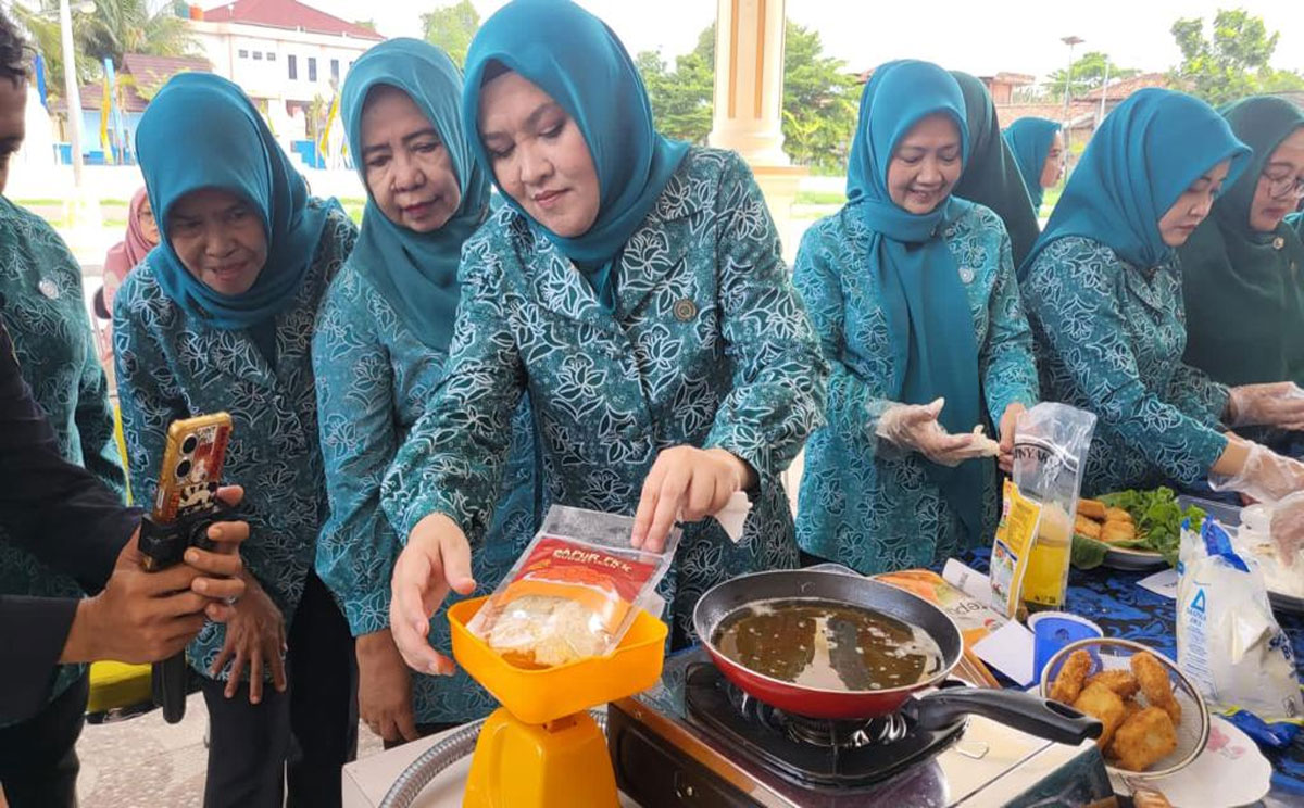 Tangani Stunting Istri Pj Gubernur Banten Tine Al Muktabar Demo Olahan Nugget Ikan Patin