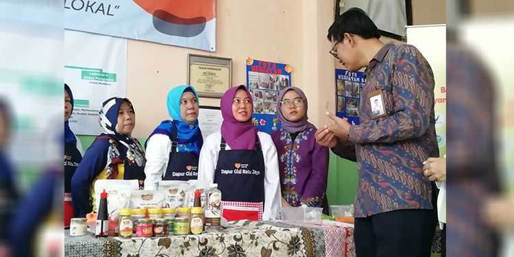 CEO Rumah Zakat Irvan Nugroho berinteraksi dengan ibu-ibu Kader Kelurahan Ratu Jaya. Foto: Dok. Rumah Zakat