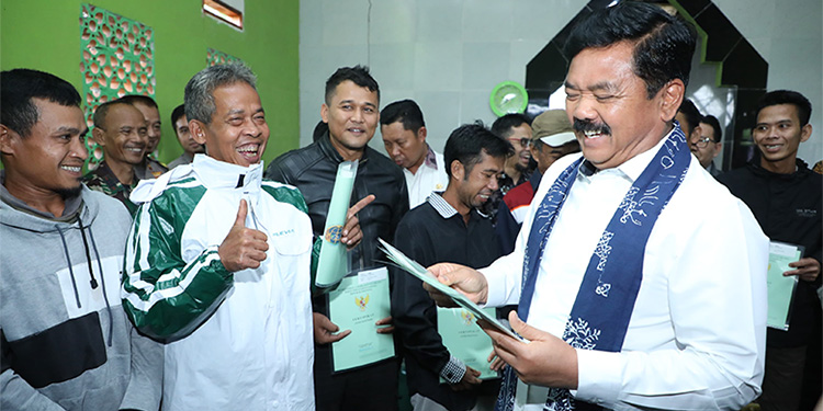 Menteri ATR/BPN Serahkan 51 Sertifikat Huntap di Cigudeg, Bisa Digunakan Modal Usaha - atr ip - www.indopos.co.id