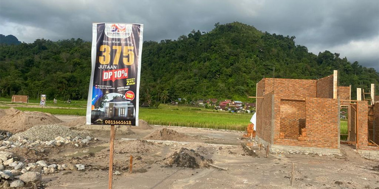 Pembangunan perumahan di lahan sawah produktif di Keluraham Gunung Sarik, Kecamatan Kuranji, Kota Padang, Sumatera Barat. (yasril/indopos.co.id)