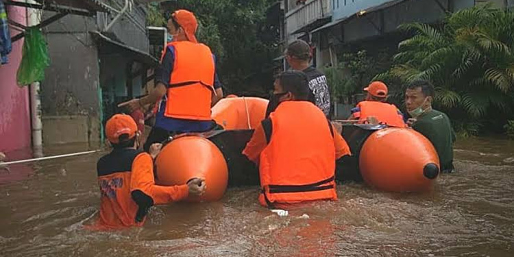 BPBD DKI Jakarta mengevakuasi sejumlah warga terdampak banjir. Foto: BPBD/Istimewa