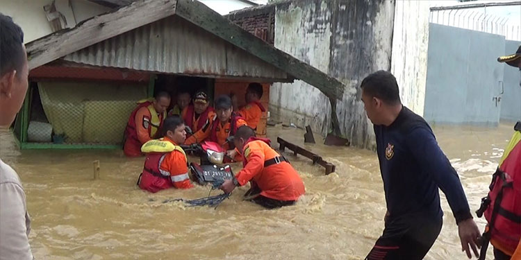 Petugas BPBD evakuasi warga terdampak banjir. Foto: BPBD Kabupaten Kolaka/Istimewa