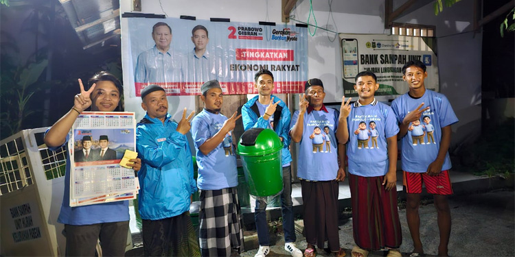 Relawan Gerakan Banten Nyata (BGN) Prabowo-Gibran memberikan bantuan tong sampah dan gerobak untuk Bank Sampah Hijrah di Link Pabean, Kelurahan Pabean, Kecamatan Purwakarta, Kota Cilegon. (Dok GBN)