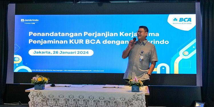 Direktur PT Bank Central Asia Tbk (BCA) John Kosasih saat memberikan sambutan dalam kegiatan penandatanganan perjanjian kerja sama penjaminan KUR antara BCA dan PT Jaminan Kredit Indonesia (Jamkrindo), di Jakarta, Jumat (26/1/2024). Foto: BCA