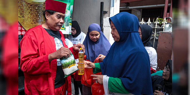 Relawan Betawai Keren Dukung Ganjar menggelar bazar sembako murah  di dua lokasi di Jakarta Selatan (Jaksel), yakni di Kelurahan Kebayoran Lama dan Kebayoran Baru, Kamis (18/1/2024). (Dok Betawi Keren Dukung Ganjar)