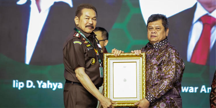 Dukung Pemberantasan Korupsi, Kepala BPKP Terima Penghargaan dari Kejaksaan Agung - bpkp - www.indopos.co.id