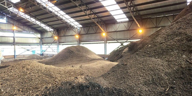 Produk biomassa jenis cangkang sawit dan woodchip untuk pasokan biomassa ke Pembangkit Listrik Tenaga Uap (PLTU) Sintang. Foto: PLN EPI