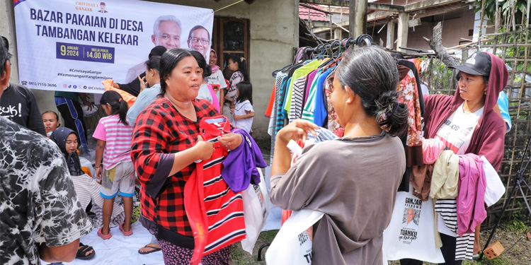 Bazar pakaian murah yang digelar oleh Crivisaya Ganjar. Foto: Dok. Relawan Ganjar