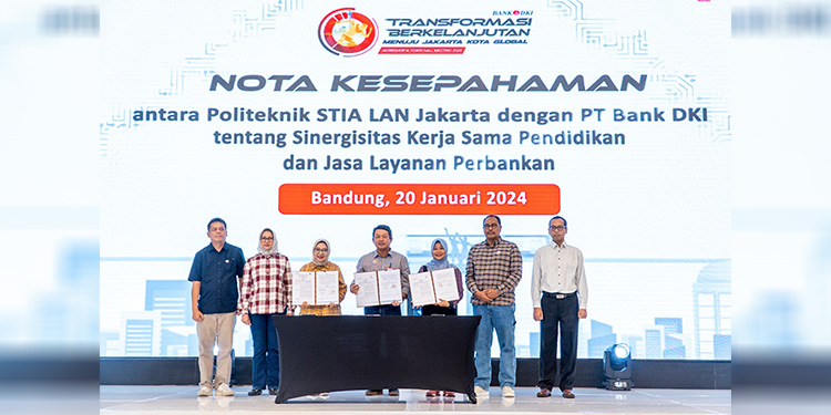 Bank DKI bekerja sama dengan Fakultas Ekonomi dan Bisnis Universitas Padjajaran dan Politeknik STIA LAN dalam pemanfaatan produk dan jasa layanan perbankan dan pendidikan, yang ditandai dengan seremonial penandatanganan Perjanjian Kerja Sama, di Bandung pada Sabtu (20/1/2024). Foto: Bank DKI