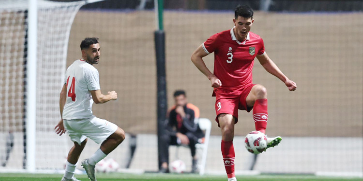 Pemain belakang timnas Indonesia Elkan Baggott tampil dalam laga melawan timnas Iran di Qatar. (Dok PSSI)