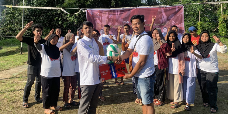 Sukarelawan Orang Muda Ganjar (OMG) Sumatera Barat (Sumbar) berupaya membangkitkan kembali semangat olahraga voli di Desa Pematang Panjang, Kecamatan Sijunjung, Kabupaten Sijunjung pada Sabtu (6/1). Foto: Dok Ist