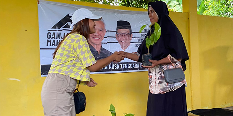 Sukarelawan Ganjar-Mahfud Sumbangkan Bibit Kakao: Dorong Produktivitas Petani di Lombok - gama 6 - www.indopos.co.id