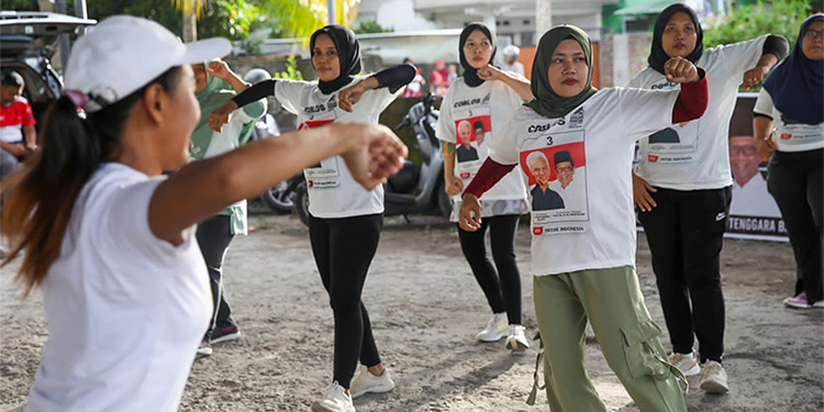Sukarelawan Ganjar Pranowo dan Mahfud MD (GAMA), menggelar acara senam sehat di Desa Bagik Polak Barat, Kec. Labuapi, Kab. Lombok Barat, Prov. Nusa Tenggara Barat (NTB), Sabtu (20/1/2024). Foto/dok ist