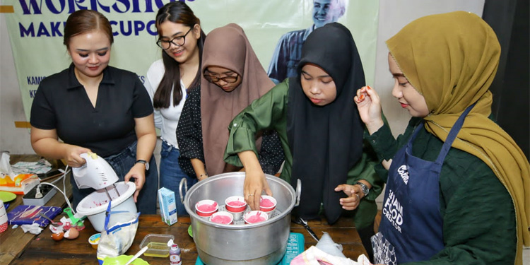 Kelompok sukarelawan Srikandi Ganjar Daerah Istimewa Yogyakarta mengadakan Workshop Pembuatan Cupcake bagi para perempuan milenial di Kecamatan Gondokusuman, Kota Yogyakarta, Kamis (4/1/2023). Foto: Dok Ist