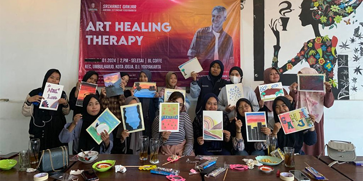Srikandi Ganjar memberikan kesempatan kepada perempuan milenial Kota Yogyakarta untuk mengasah kreativitas dengan melukis. Foto: Dok. Relawan Srikandi Ganjar