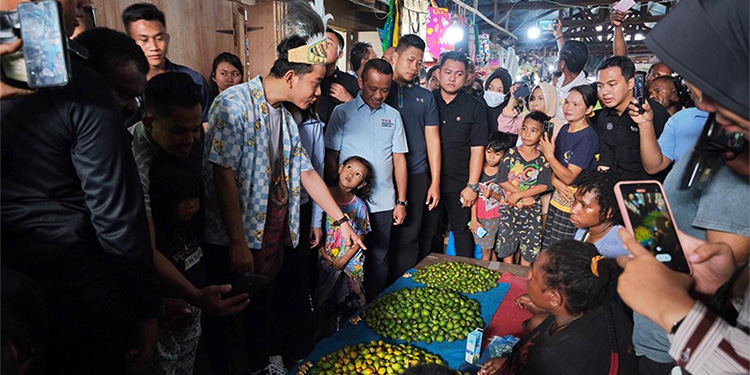 Gibran memulai kampanyenya dengan mengunjungi pasar Pharaa Sentani, Jayapura, Papua, Jumat (26/1/2024). Foto: Dok. TKN 02
