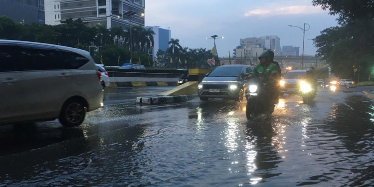 Lebaran Idulfitri 2024, Jakarta Diguyur Hujan Mulai Siang - hujan genangan air - www.indopos.co.id