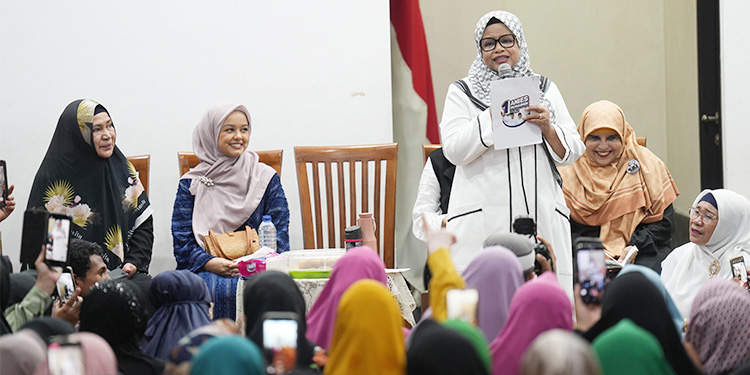 Fery Farhati dan Mutiara Annisa Baswedan Hadiri Majelis Taklim Abu Bakar bin Hasan Al-Attas Az Zabidi, Ternate - istri anies - www.indopos.co.id