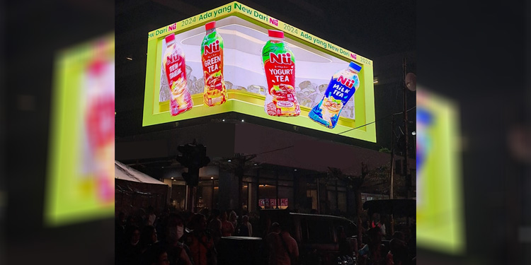 Giant Bottle Video Mapping showcase new label melalui 3D video anamorphic beserta live cam videotron yang ditayangkan pada layar raksasa di Gedung Djakarta Theatre. Foto: Nu Tea