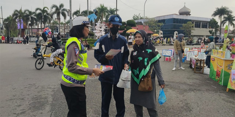 Ditlantas Polda Riau melaksanakan kegiatan Cooling System di area Car Free Day Jalan Jenderal Sudirman, Pekanbaru. Foto: Dok. Polda Riau