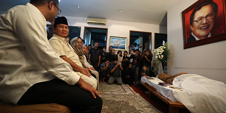 Menteri Pertahanan Prabowo Subianto melayat ke rumah duka eks Menteri Keuangan Rizal Ramli di Bangka, Jakarta, Rabu (3/1/2024). Foto: Dok. TKN Prabowo - Gibran