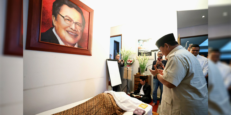 Menteri Pertahanan Prabowo Subianto melayat ke rumah duka eks Menteri Keuangan Rizal Ramli di Bangka, Jakarta, Rabu (3/1/2024). (Dok. TKN Prabowo - Gibran)