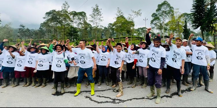 Ratusan Petani yang berada di wilayah Perkebunan Tambi di Kabupaten Wonosobo, Jawa Tengah mendeklarasikan dukungan untuk pasangan Capres dan Cawapres nomor urut 2, Prabowo-Gibran. Foto: TKN Prabowo-Gibran