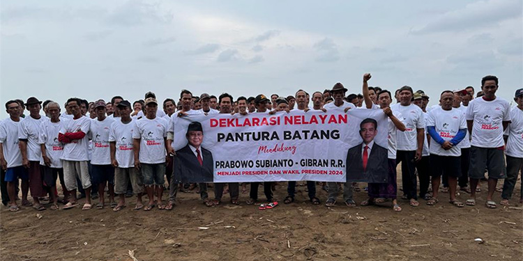 Ratusan Nelayan kecil di kampung Nelayan Roban Timur, Kabupaten Batang-Jawa Tengah, mendeklarasikan dukungan kepada pasangan Capres Cawapres Prabowo-Gibran. Senin (15/1/2024). Foto: Ist