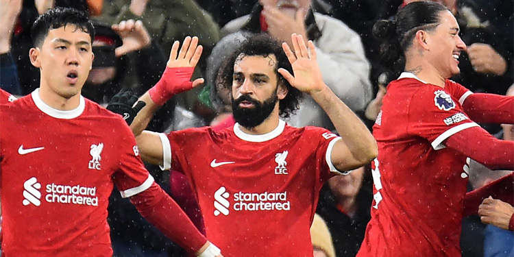 Mo Salah merayakan bersama rekan satu timnya di Liverpool seusai mengalahkan Newcastle. (Sky Sports)