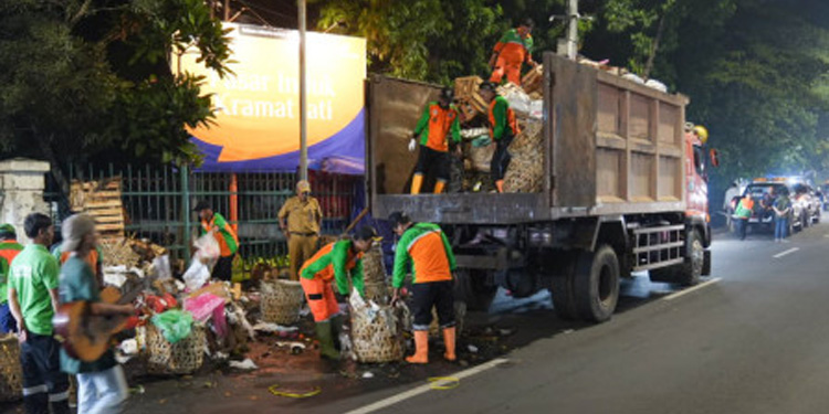 Petugas LH Jaktim saat membersihkan badan jalan di Jakarta Timur. (Dok Pemkot Jaktim)