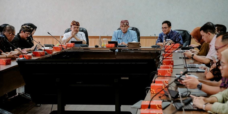 Menparekraf Sandiaga Uno (tengah) melakukan rapat koordinasi dengan PT. Angkasa Pura I di Bandara Internasional I Gusti Ngurah Rai, Bali, Kamis (11/1/2024). Foto: Humas Kemenparekraf for indopos.co.id