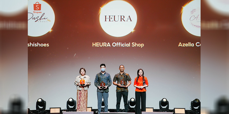 Ketiga UMKM penerima penghargaan dalam Shopee Super Awards 2023, (Ki-Ka: Dushishoes, Heura Official Shop, Azella Collections).