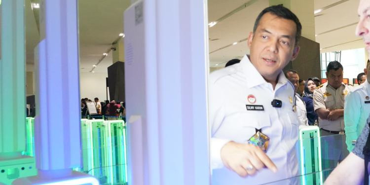 Direktur Jenderal Imigrasi, Silmy Karim saat meresmikan puluhan autogate di Bandara Internasional Soekarno-Hatta. Foto: Dirjen Imigrasi/Istimewa